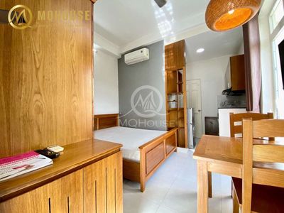 Rent a Studio Bandol window near the airport.