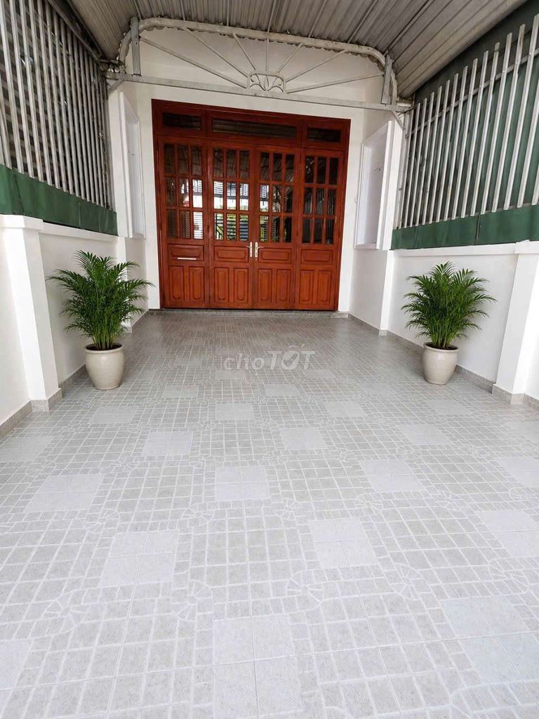14 million -- nice new Mã Lò -- four bedrooms, five toilets -- car yard.