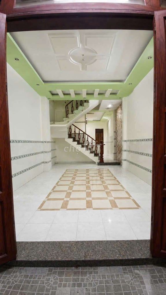 14 million -- nice new Mã Lò -- four bedrooms, five toilets -- car yard.