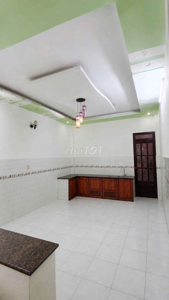 14 million -- nice new Mã Lò -- four bedrooms, five toilets -- car yard.