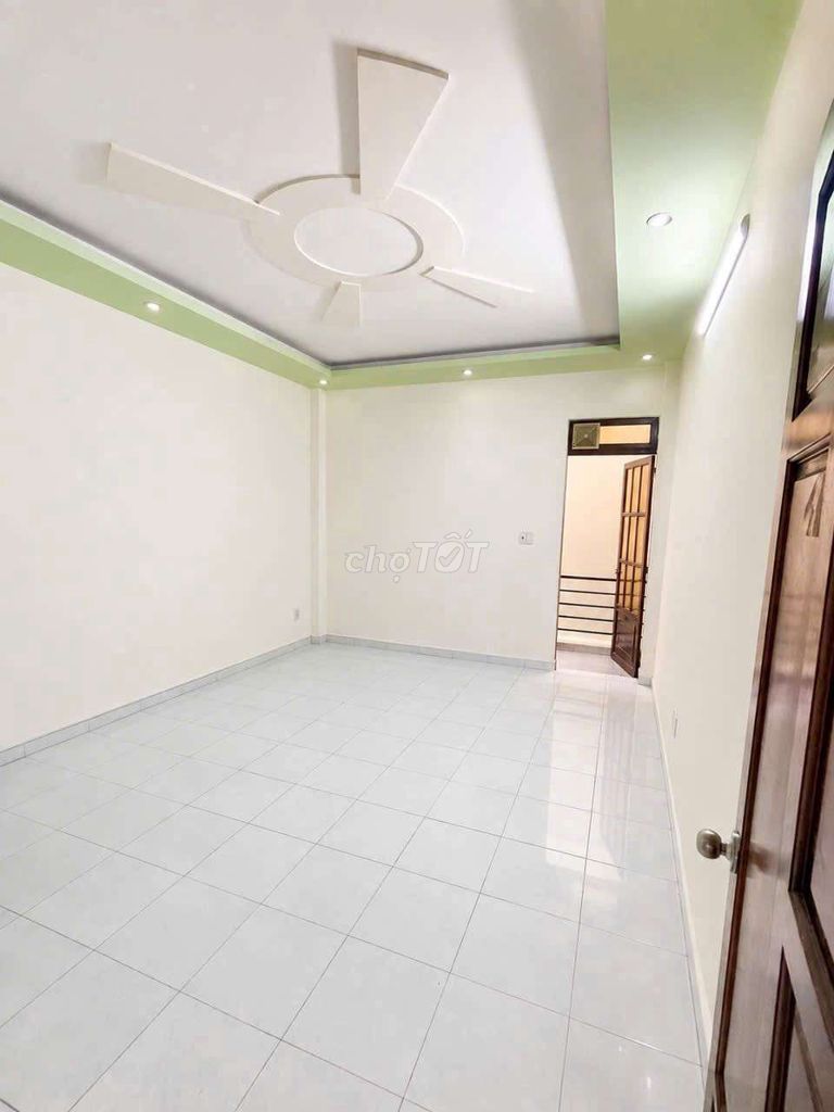 14 million -- nice new Mã Lò -- four bedrooms, five toilets -- car yard.