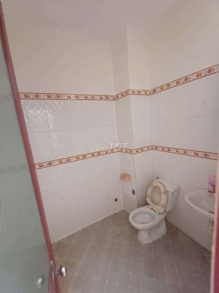 14 million -- nice new Mã Lò -- four bedrooms, five toilets -- car yard.