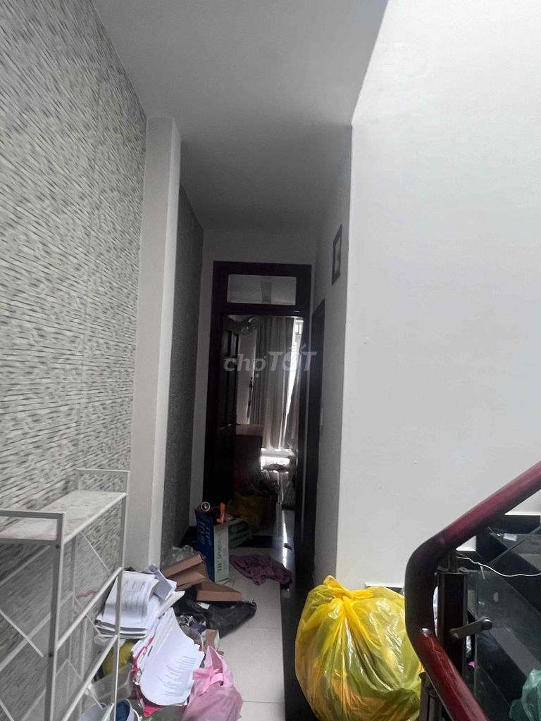 Three-story new house for rent.