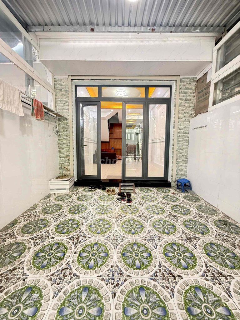 A house two need to rent 1806. It's in front of District 7