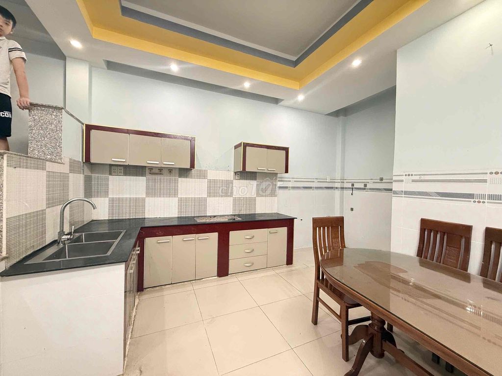 A house two need to rent 1806. It's in front of District 7