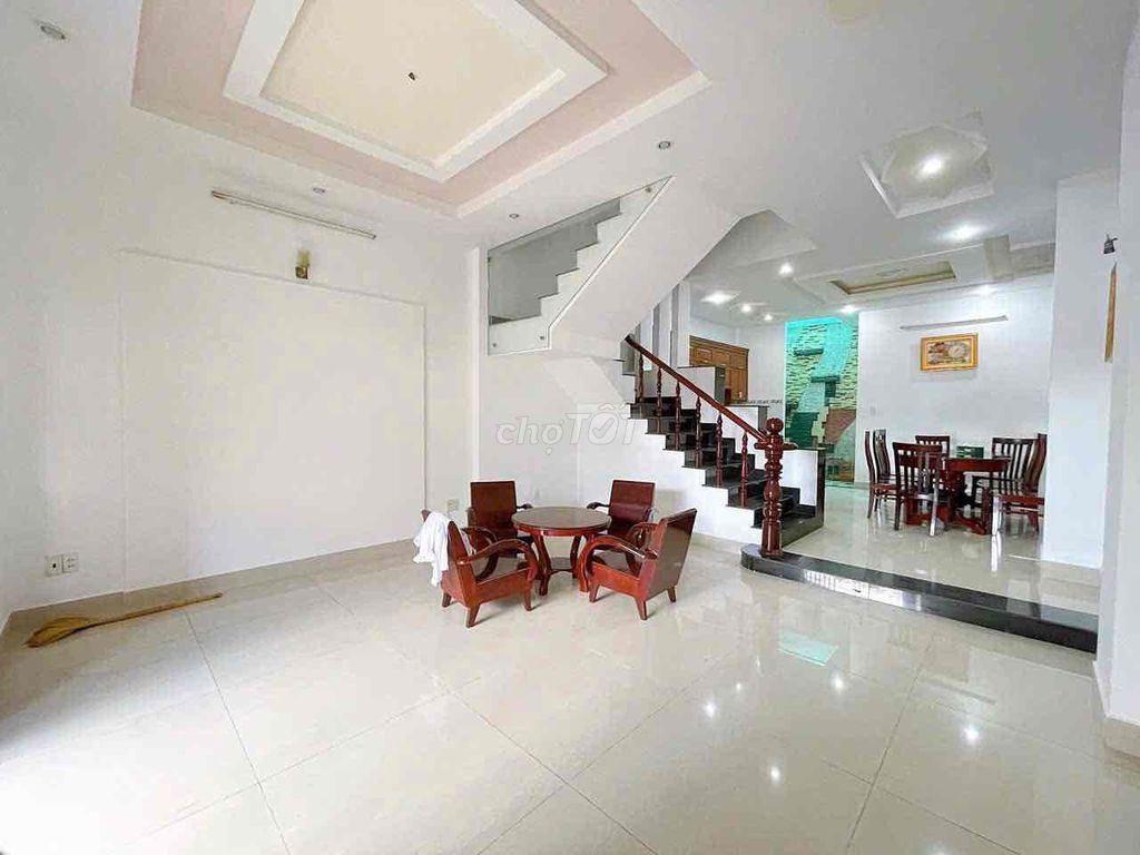 The tx25s right here. Two floors, three bedrooms, four toilets. Phedi worship (in interior)