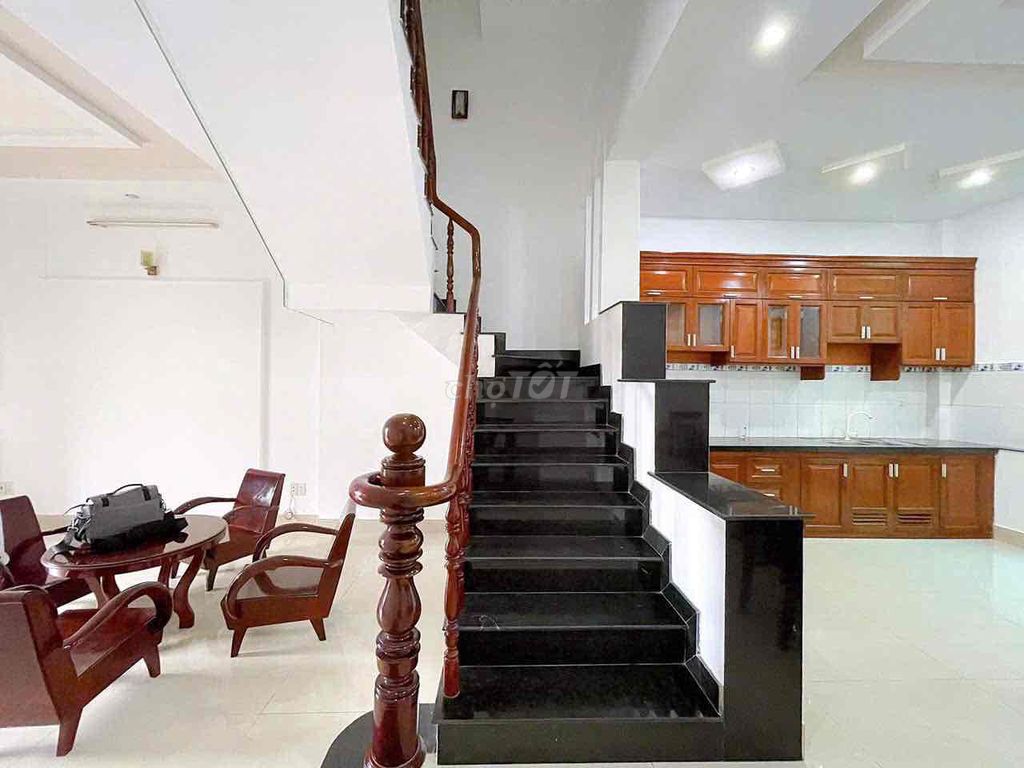 The tx25s right here. Two floors, three bedrooms, four toilets. Phedi worship (in interior)