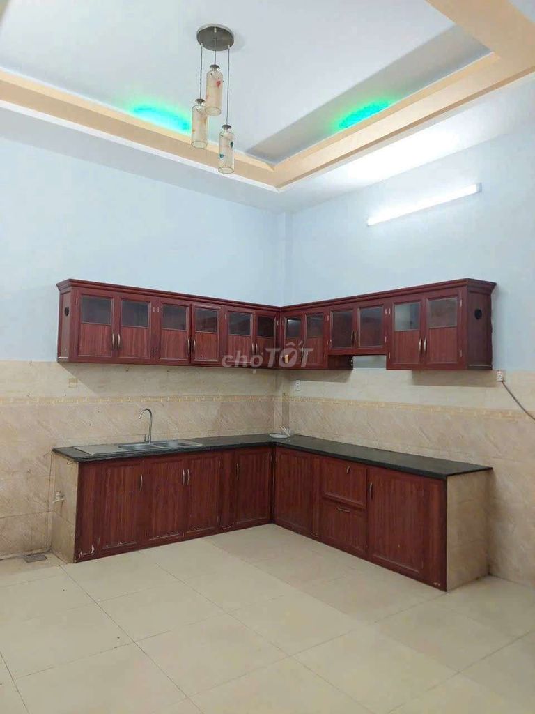 Rent an alley 730 Hương Lộ 2: Four, six feet. One foot, three floors, four bedrooms. Five toilets.