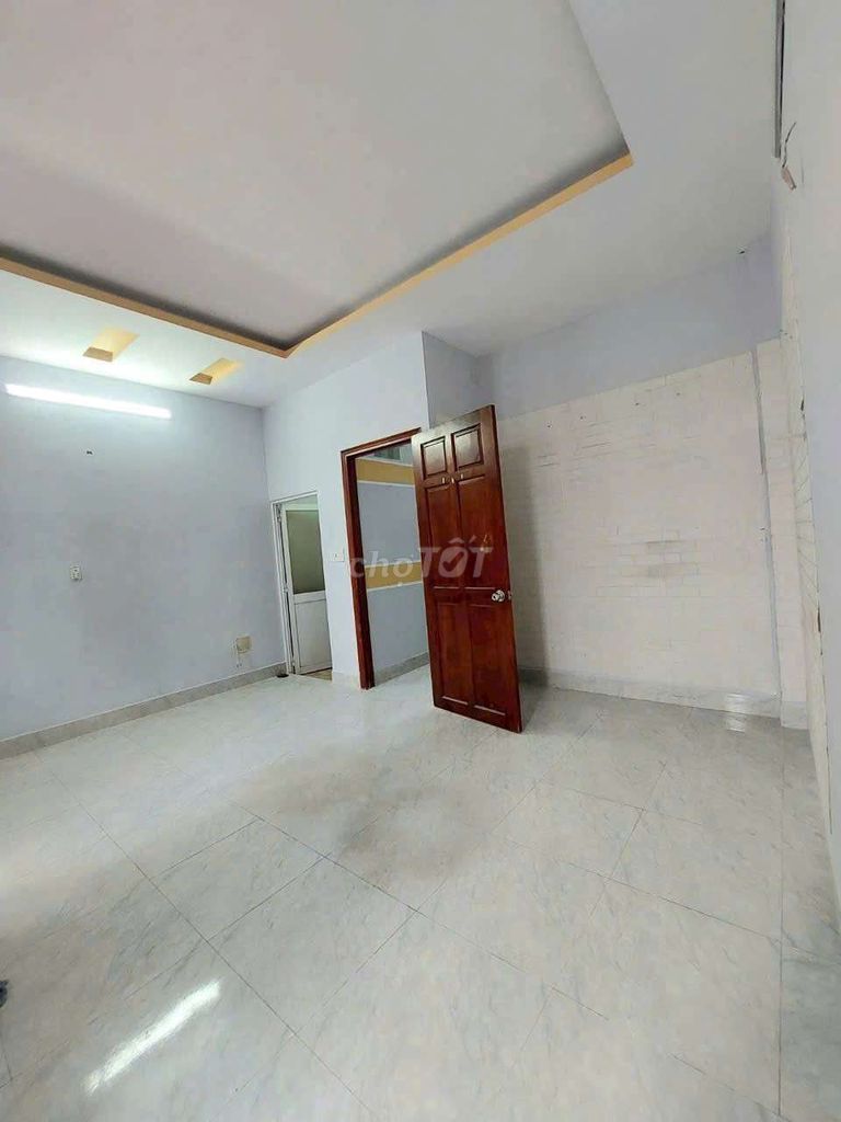 Rent an alley 730 Hương Lộ 2: Four, six feet. One foot, three floors, four bedrooms. Five toilets.