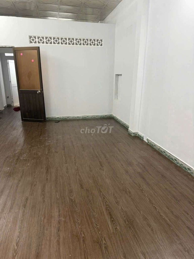Business Front, three bedrooms, two toilets. District 6