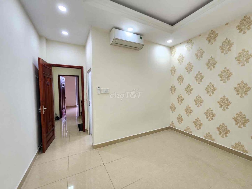 The base of four bedrooms is 535 Quốc lộ 13 -- the Hakim plan is less than a mile away.