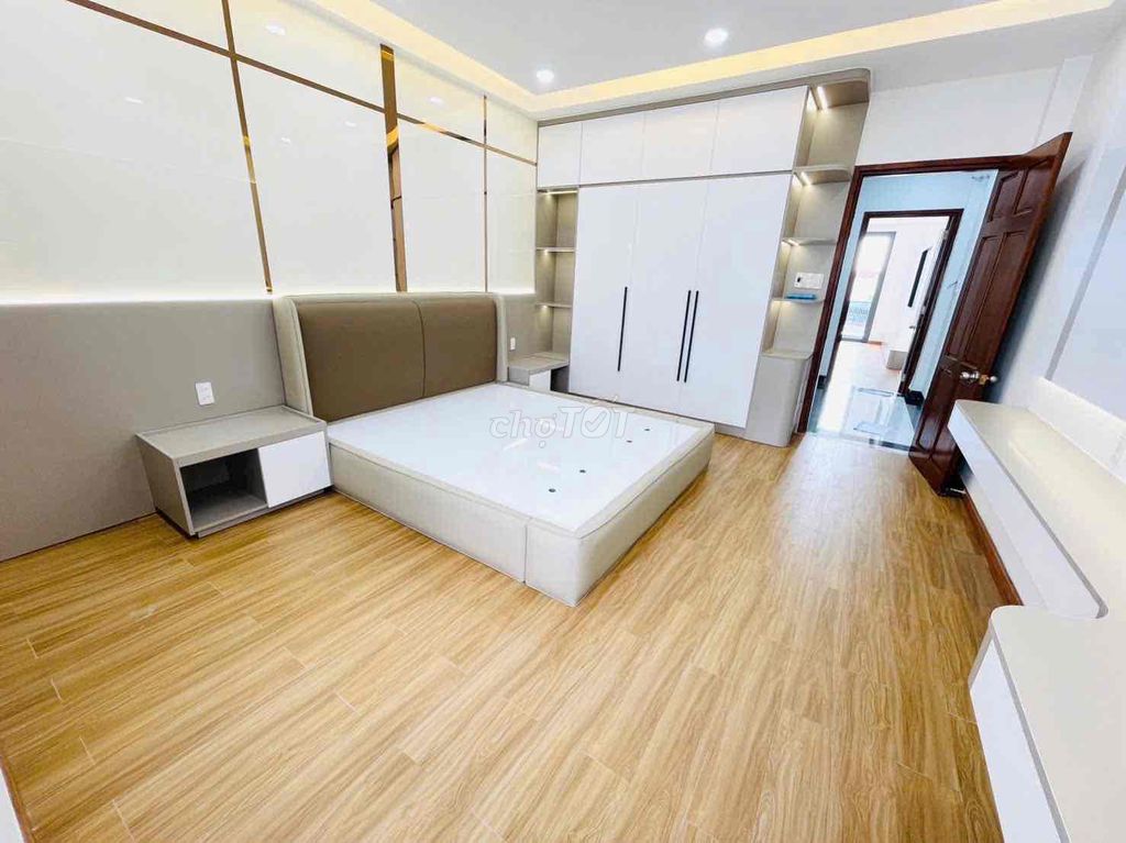 Rent a new five bedroom -- elevator -- 40 million.