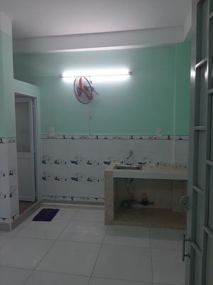 The owner's room is clean and fresh, modern, where there's room for cars.