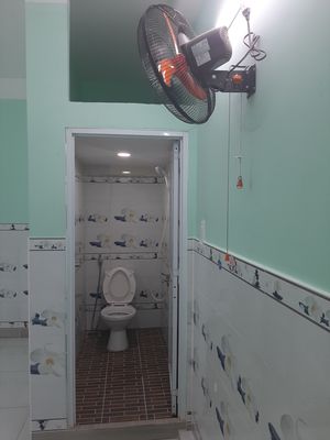The owner's room is clean and fresh, modern, where there's room for cars.