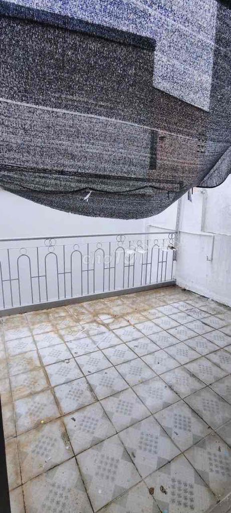 4x15, alley, yard, roof.