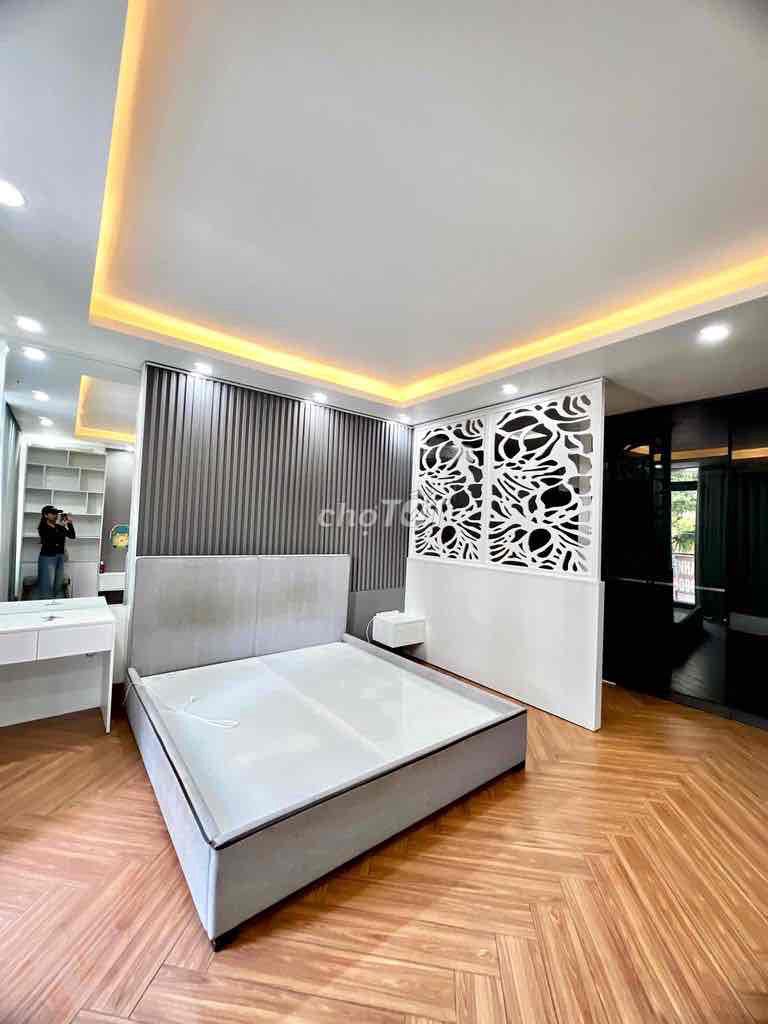 The renter at Tên Lửa is local 4 x 20 meters. The full interior costs 20.
