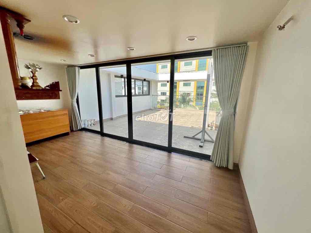 The renter at Tên Lửa is local 4 x 20 meters. The full interior costs 20.