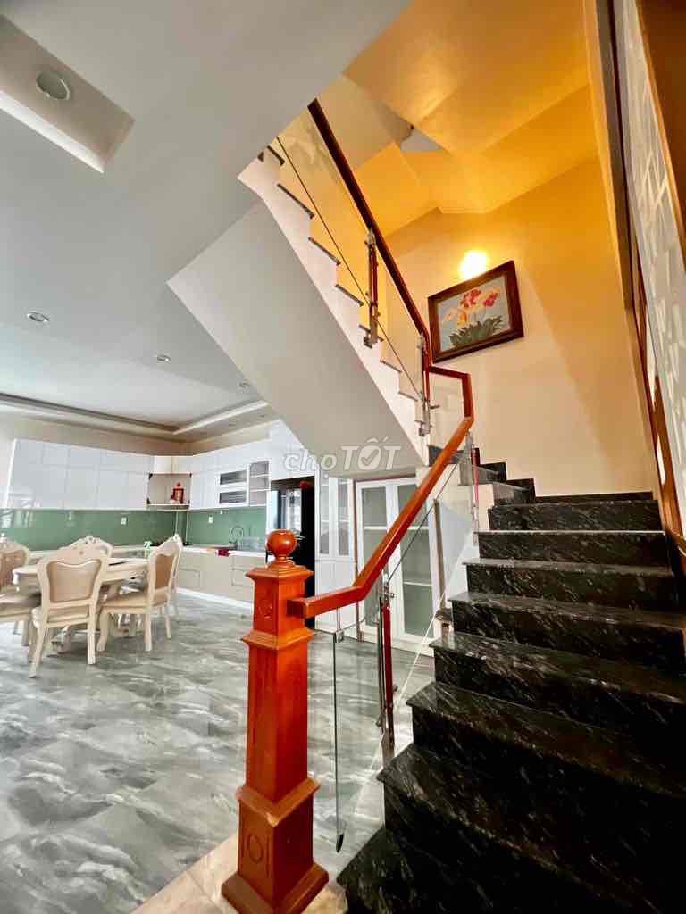 The renter at Tên Lửa is local 4 x 20 meters. The full interior costs 20.