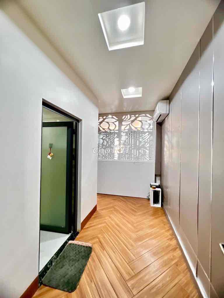 The renter at Tên Lửa is local 4 x 20 meters. The full interior costs 20.