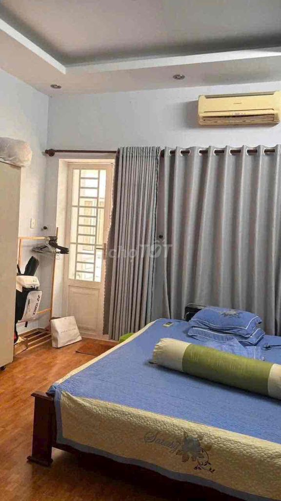 The original house. Car alley. Four bedrooms. Three toilets. It's near the Gò Vấp market, bordering the T-C.