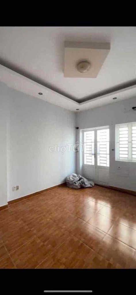 The original house. Car alley. Four bedrooms. Three toilets. It's near the Gò Vấp market, bordering the T-C.