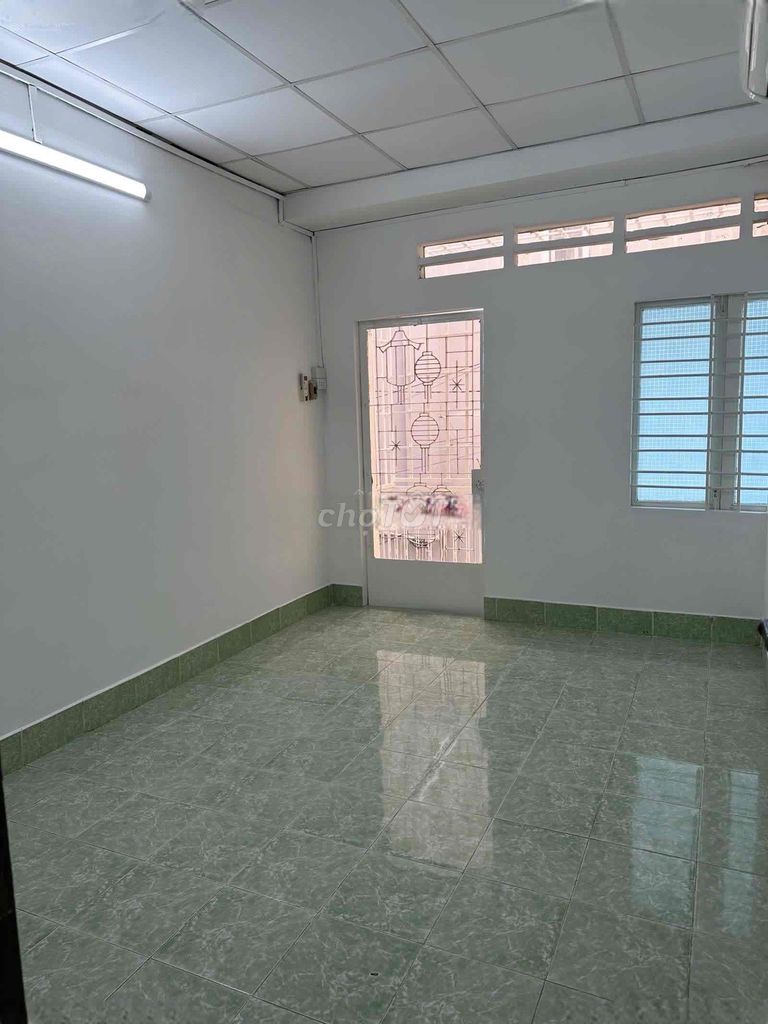 The whole Phan Xích Long cauteria area, two bedrooms, two toilets, one floor.
