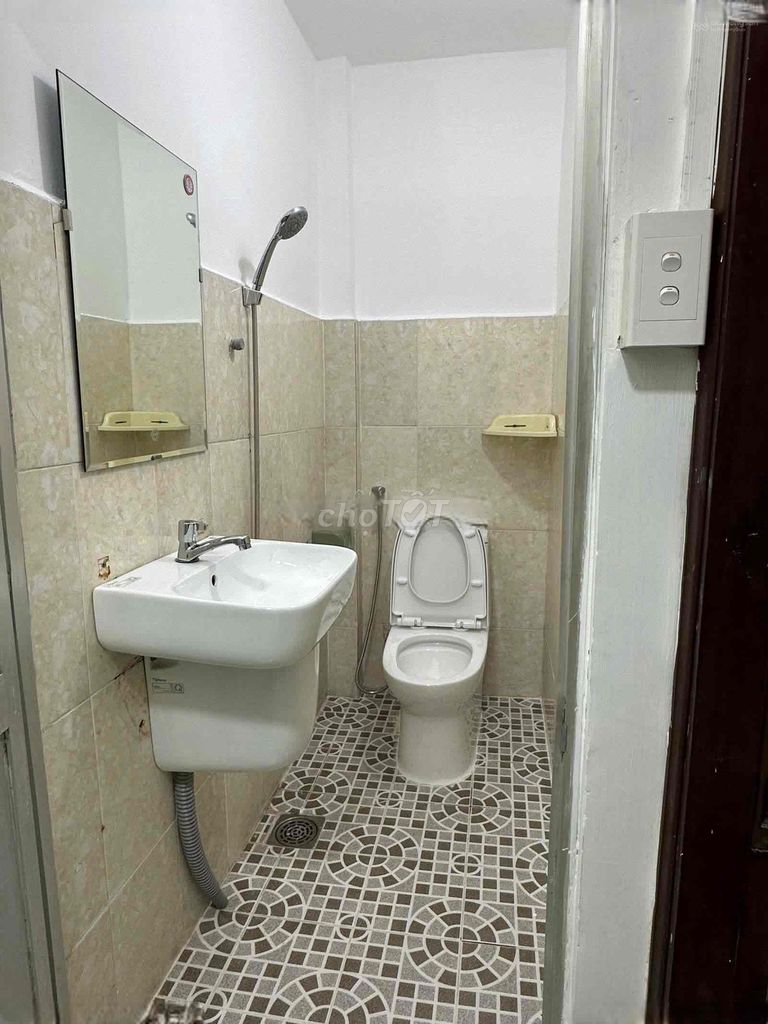 The whole Phan Xích Long cauteria area, two bedrooms, two toilets, one floor.