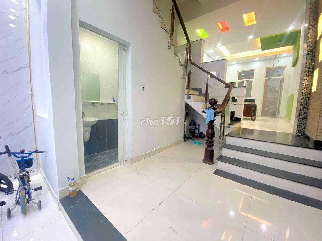 Rent a Tạ Quang Bửu cash house, District 8-- 50 meters from Prac Mall, side of 6 meters.