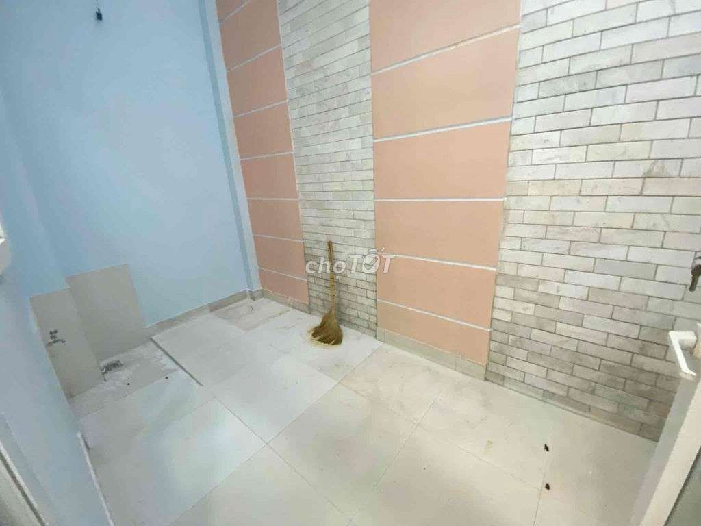 Rent a Tạ Quang Bửu cash house, District 8-- 50 meters from Prac Mall, side of 6 meters.