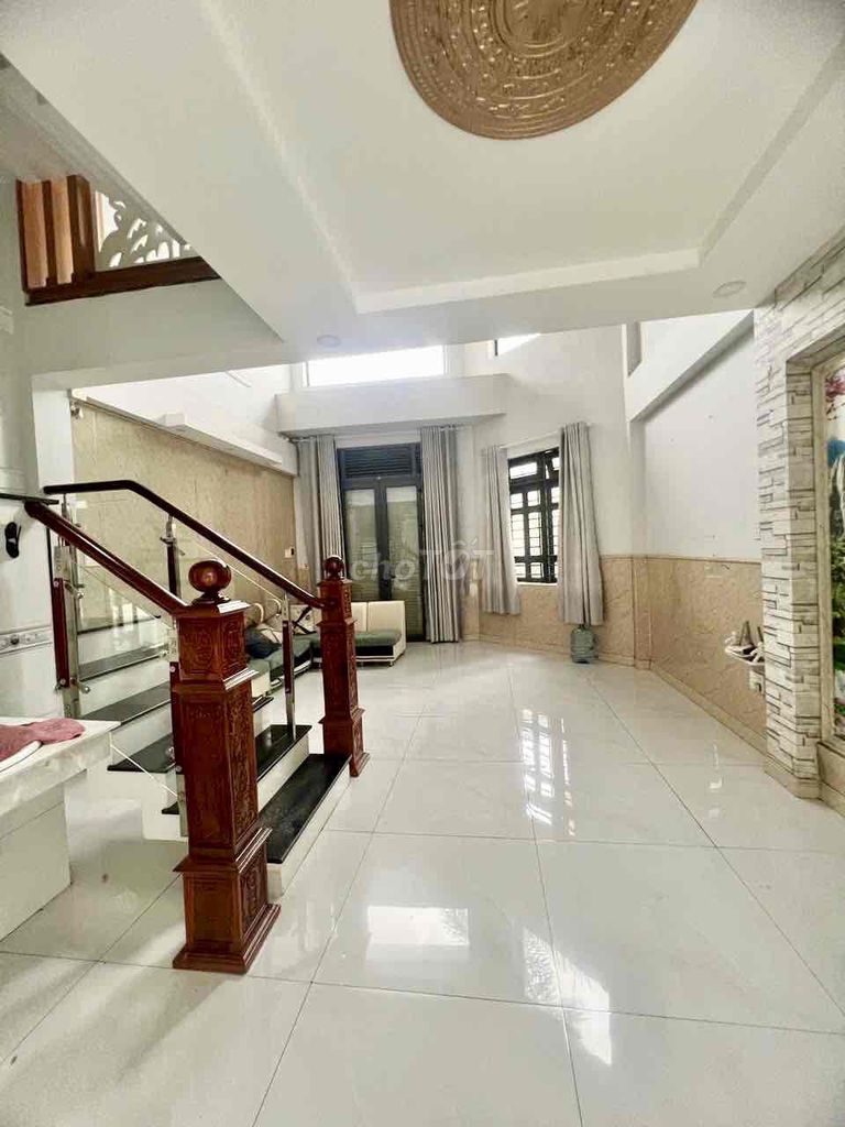 Two-to-one-two-by-one-two-foot corner of the 3th floor. 1/ Lê Trọng Tấn