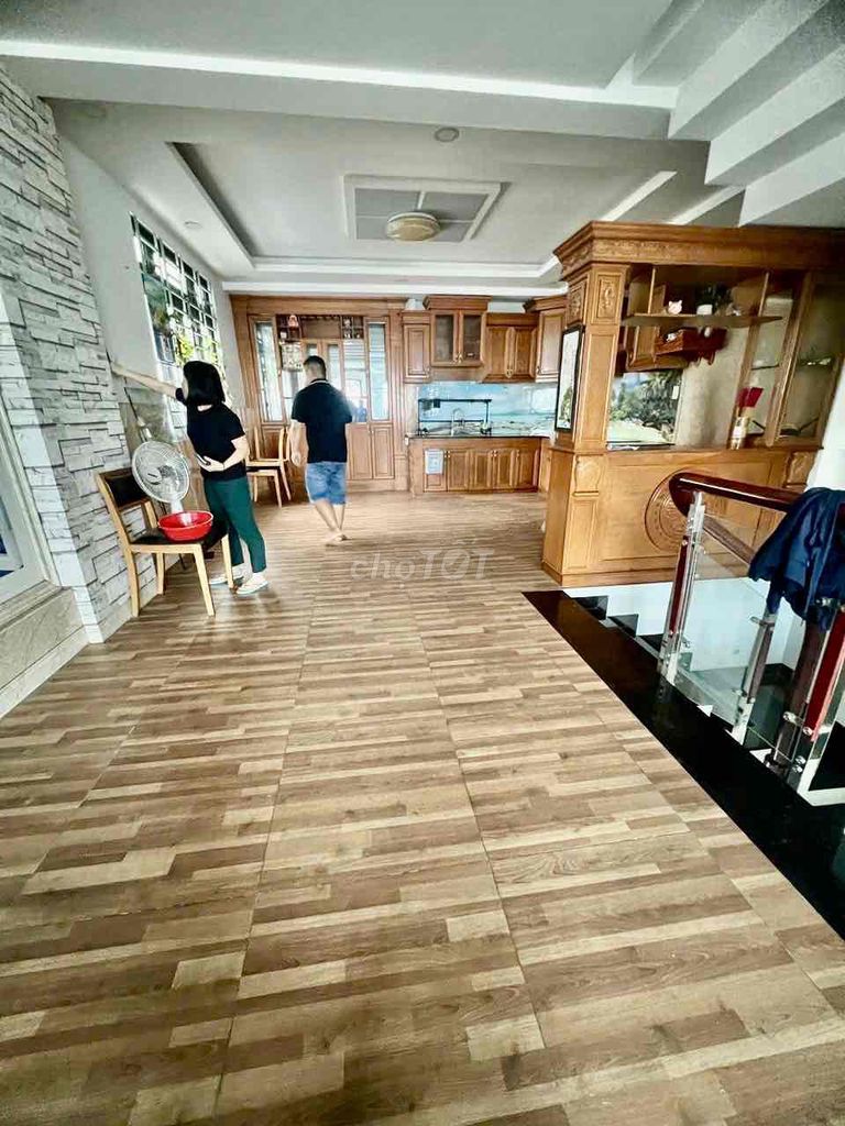 Two-to-one-two-by-one-two-foot corner of the 3th floor. 1/ Lê Trọng Tấn