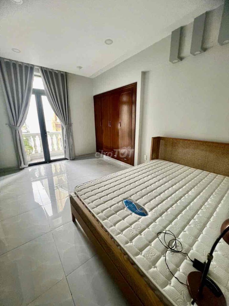 Two-to-one-two-by-one-two-foot corner of the 3th floor. 1/ Lê Trọng Tấn
