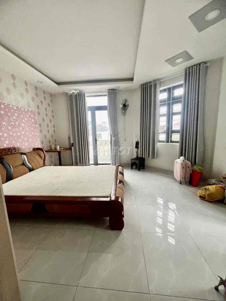 Two-to-one-two-by-one-two-foot corner of the 3th floor. 1/ Lê Trọng Tấn