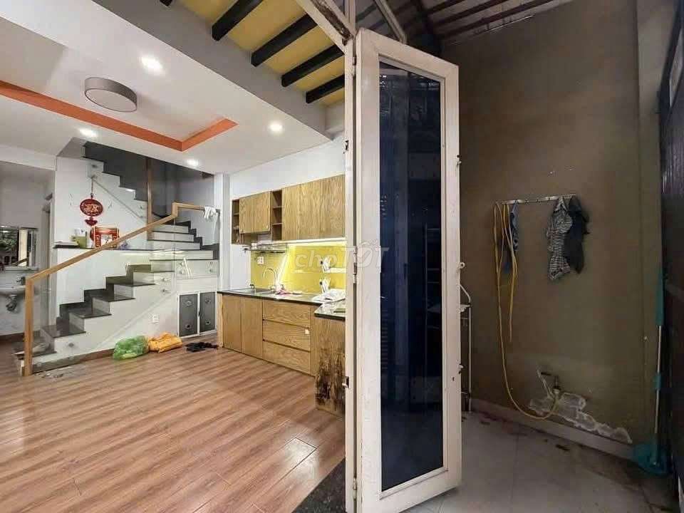 3 stories-- 3 bedrooms-- 30 million, just down the Phạm Viết Chánh.