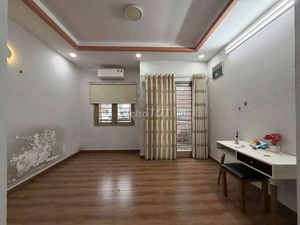 3 stories-- 3 bedrooms-- 30 million, just down the Phạm Viết Chánh.