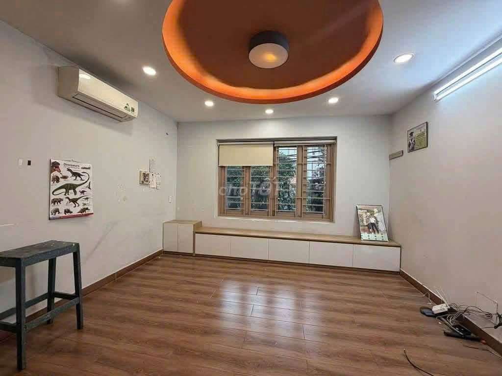 3 stories-- 3 bedrooms-- 30 million, just down the Phạm Viết Chánh.
