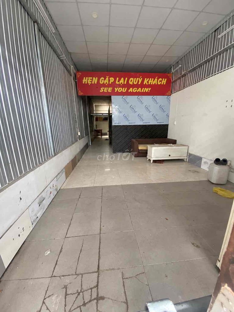 The two rooms are just in, like, a Nguyễn Duy Trinh storage unit.