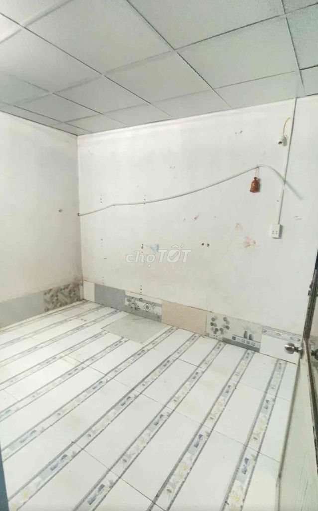 The two rooms are just in, like, a Nguyễn Duy Trinh storage unit.