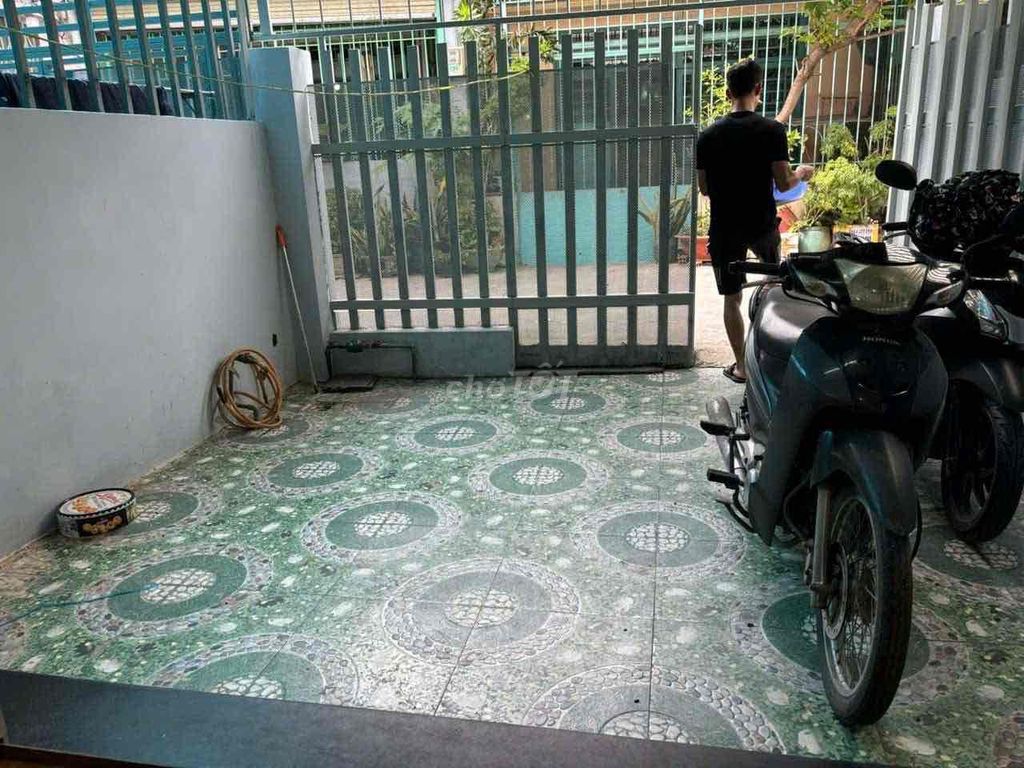 Rent four meters x 15 meters has two bedrooms, two toilets, four-meter alleyway.