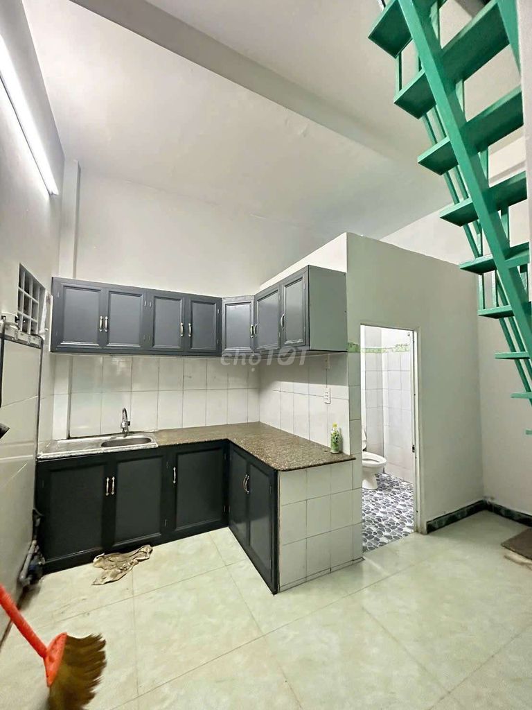 I've just painted a five-metre-car alley. Three bedrooms. Two bathrooms, small corner, small kdo brother.