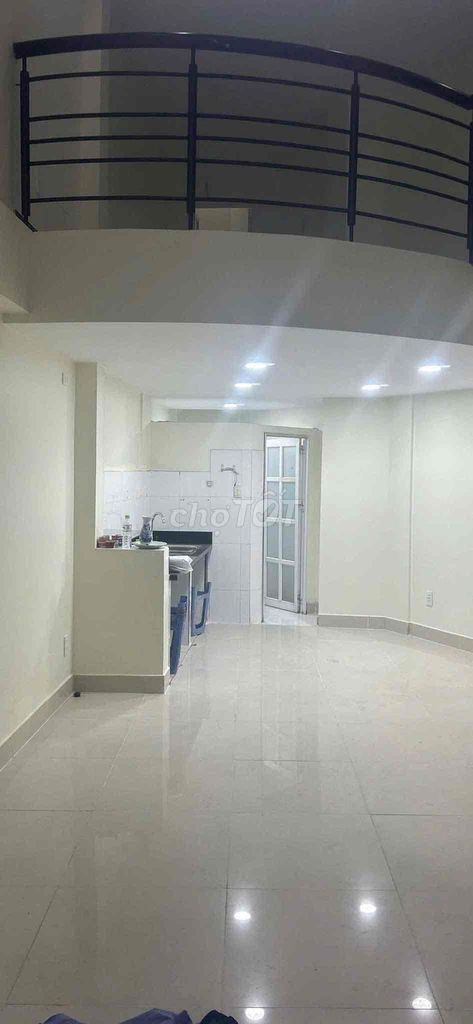 Rent three bedrooms. Three bathrooms. Good road, 10th.