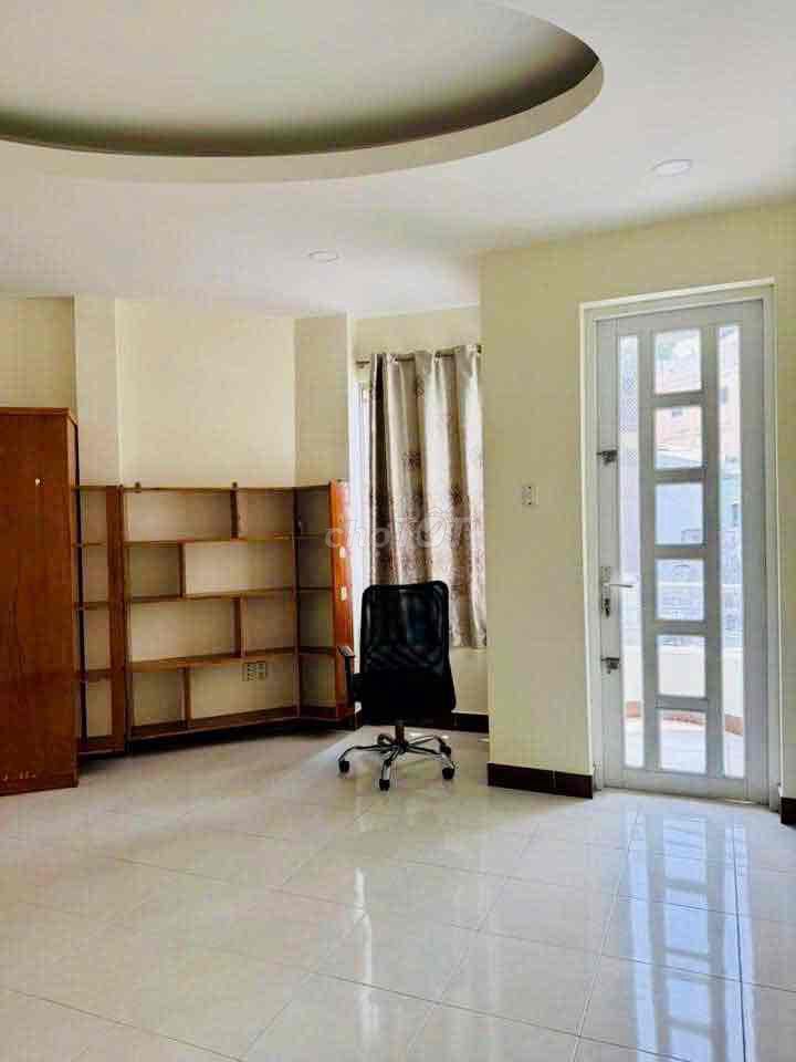 Rent three bedrooms. Three bathrooms. Good road, 10th.