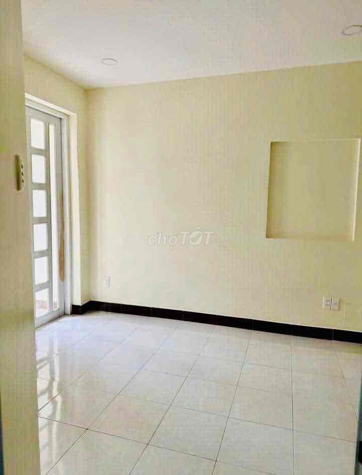 Rent three bedrooms. Three bathrooms. Good road, 10th.