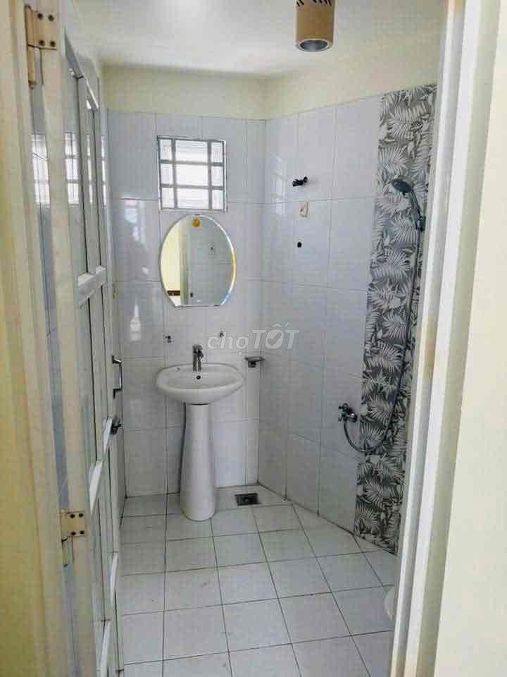 Rent three bedrooms. Three bathrooms. Good road, 10th.