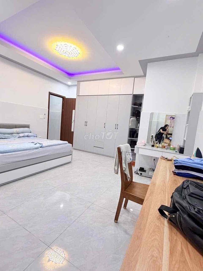 Renting a house. 6 x 20 - 4 floors 7 rooms at 42 million.
