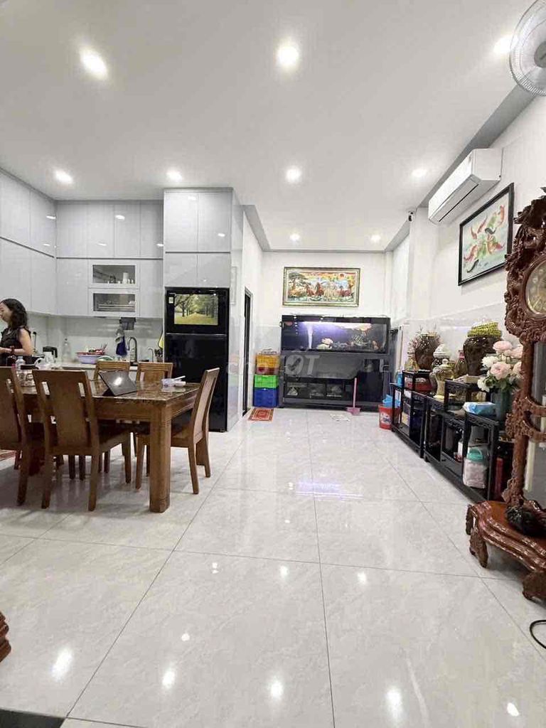 Renting a house. 6 x 20 - 4 floors 7 rooms at 42 million.