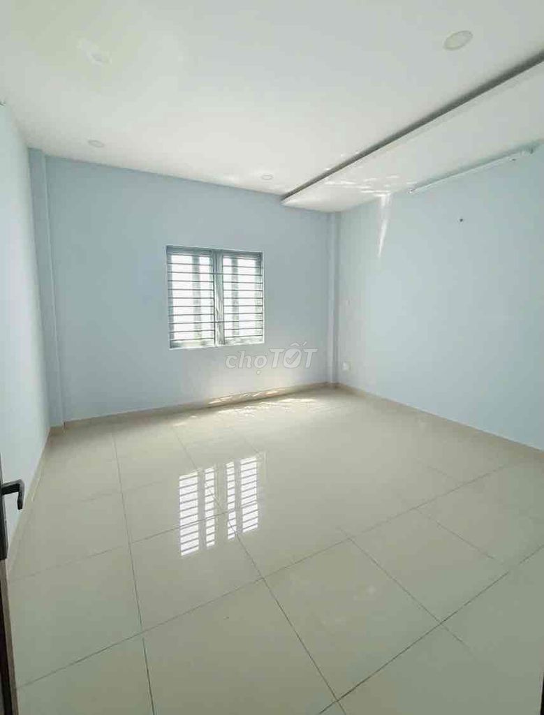New housing, average housing, 1 M2 floors, yard, 3 P. Sleep. Okay.