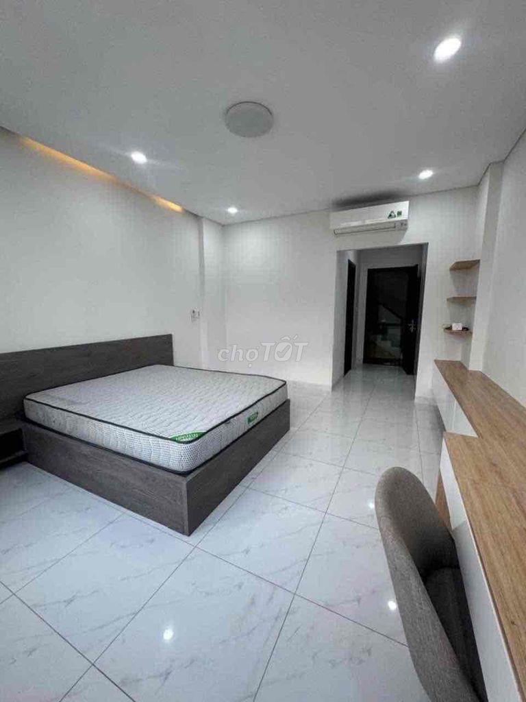 The Dương Quảng Hàm 3rd car alleyhouse 4th floor bedroom 5 toilets have 18 million cabinets.