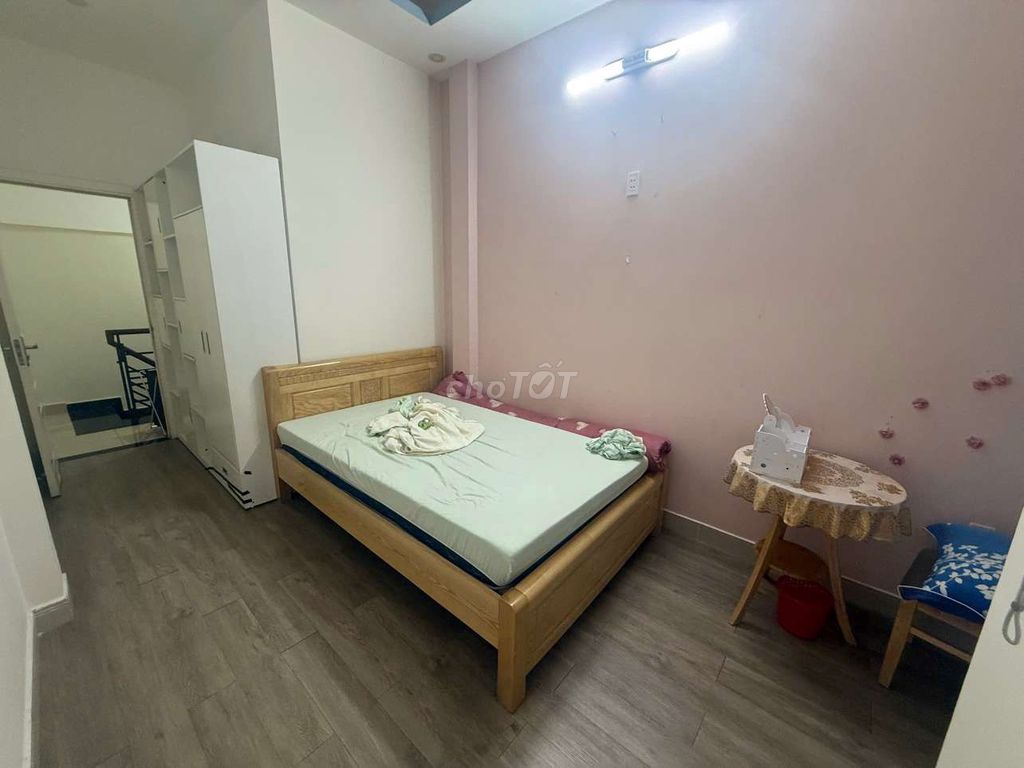 Renting the entire building 20 letters of Hoàng Diệu, District 4