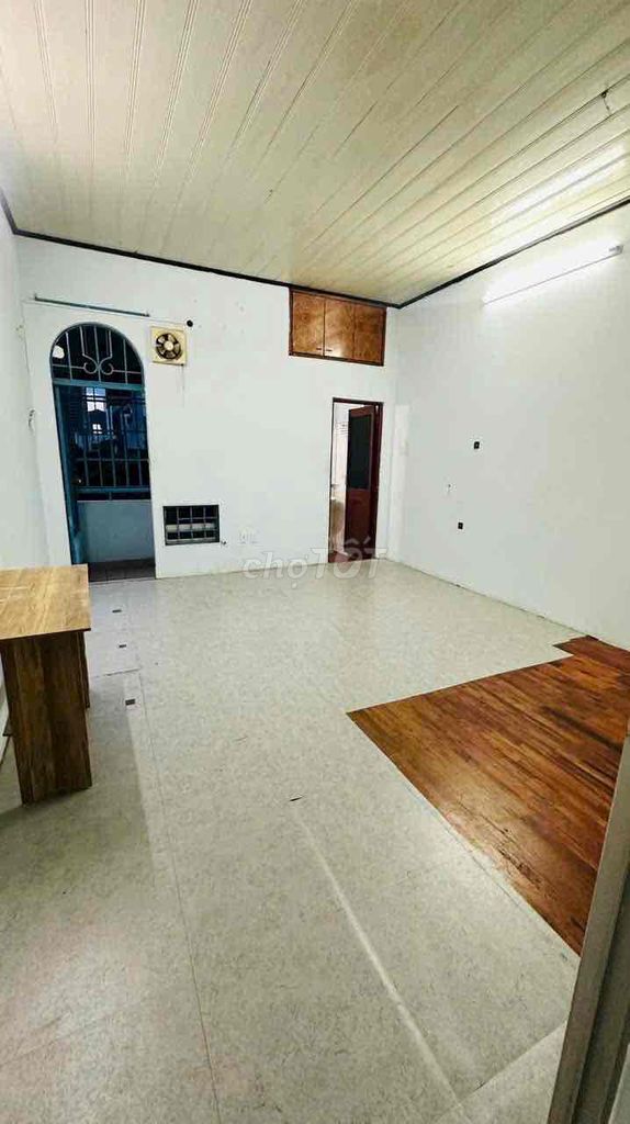 To rent a clean house.